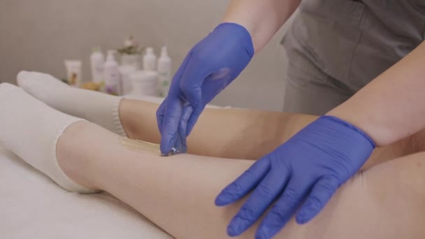 Woman having legs hair removal procedure by beautician — Vídeo de Stock