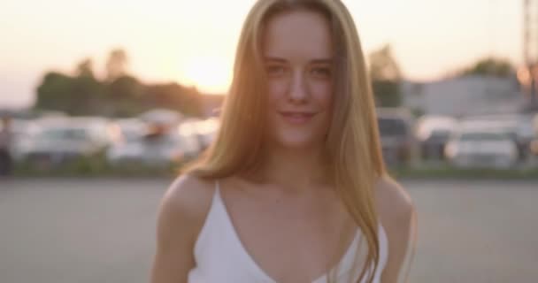 Tenera giovane donna con capelli biondi naturali in piedi all'aperto — Video Stock