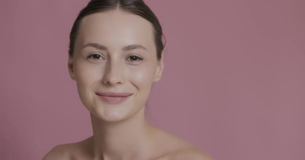 Retrato de mujer con piel sana y fresca en estudio — Vídeo de stock