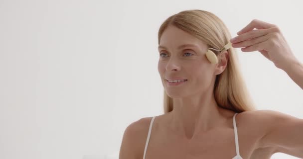 Feminine Mature Lady Making Rejuvenation Skincare Procedure Charming Senior Woman — Vídeo de Stock