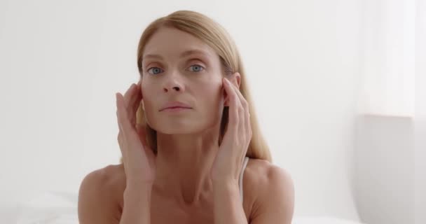 Senior Woman Touching Her Perfect Skin Looking Camera Closeup Face — Stock videók