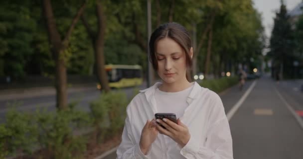 Girl Using Smartphone Gps Woman Walking Street Typing Message Smartphone — Stok video