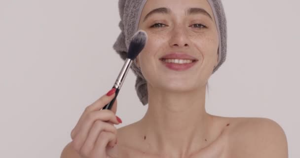 Putting Daily Makeup Caucasian Woman Clean Skin Wearing Bath Spa — Vídeos de Stock