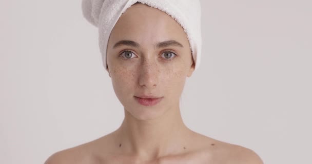 Freckled Woman Taking Care Her Face Bathroom Pretty Lady Wrap — Stock Video