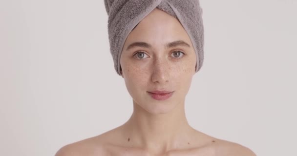 Portrait Smiling Young Woman Towel Promoting Wrinkled Cream Studio White — Stock Video