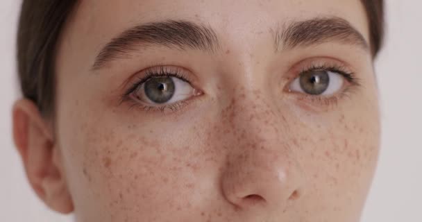 Close Caucasian Woman Freckles Soft Well Groomed Skin Posing White — Vídeo de Stock