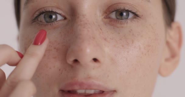 Cropped Portrait Beautiful Young Woman Applying Rejuvenating Serum Her Face — Video Stock