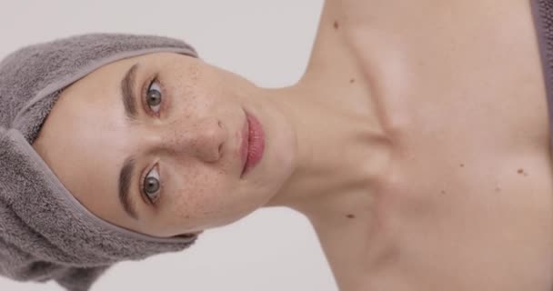 Spa Home Studio Portrait White Smiling Young Woman Towel Promoting — Vídeo de Stock