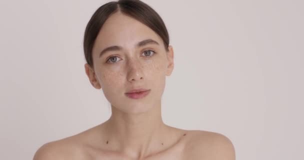 Beautiful Young Caucasian Woman Clean Fresh Skin White Background Face — Vídeo de Stock