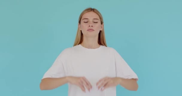 Blond Woman Closing Eyes Holding Hands Mudra Gesture Meditating Yoga — Stock video