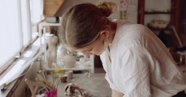 与你的手一起工作 在大师班或工作坊的陶艺工作室里 在雕塑造出陶器或陶瓷之前 与创意女性在雕塑原料粘土方面的亲密接触 手工艺和手工艺妇女概念 — 图库视频影像