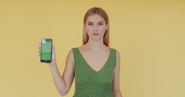 Jovem Encantadora Atraente Apontando Para Smartphone Com Espaço Cópia Para — Vídeo de Stock