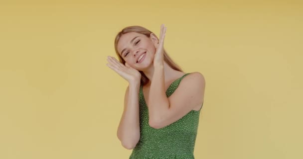 Junge Lustige Schöne Frau Versteckt Gesicht Hand Und Lächelt Glücklich — Stockvideo