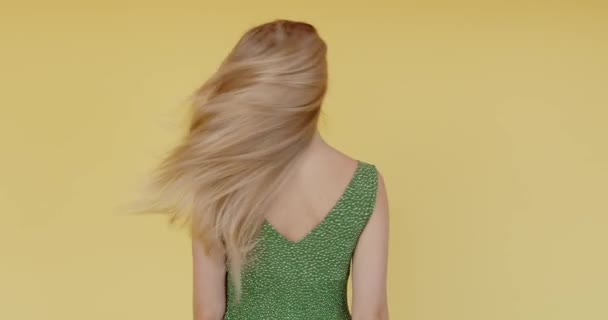 Poważna Dziewczyna Długimi Włosami Falujące Włosy Odizolowane Żółtym Tle Portret — Wideo stockowe