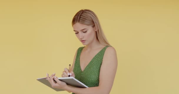 Ευτυχισμένη Όμορφη Μαθήτρια Καλοκαιρινό Φόρεμα Που Κάνει Σημειώσεις Χαρτί Σημειωματάριο — Αρχείο Βίντεο