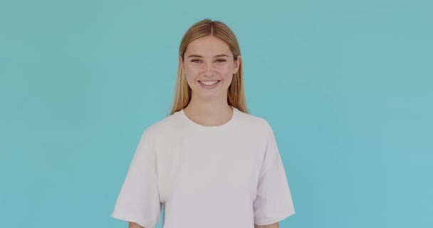 Hevesli Genç Kız Portresi Başparmaklarını Kaldırıyor Heyecanla Gülümsüyor Mükemmel Sonuçtan — Stok video