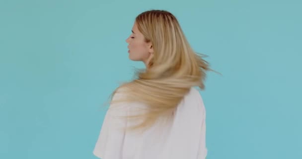 Schöne Mädchen Mit Wind Weht Lange Haare Attraktive Junge Frau — Stockvideo