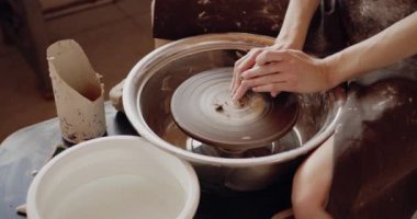 Sanat stüdyosunda çiğ çamurdan sürahi şekillendiren kadın zanaatkar görüntüsü. Hobi, eğlence, mesleki uğraş ve iş için Potter üretimi 