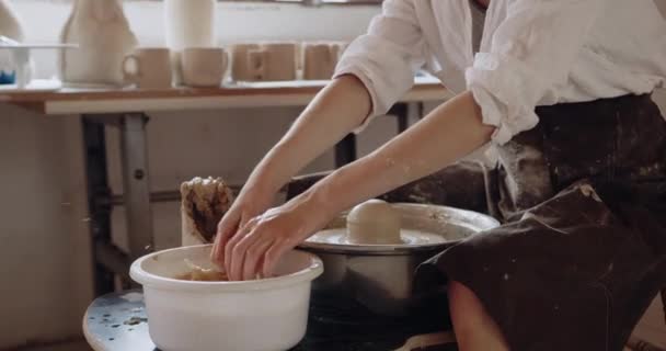 Закройте Руки Неизвестной Женщине Моделирующей Керамику Гончарном Круге Уютной Домашней — стоковое видео