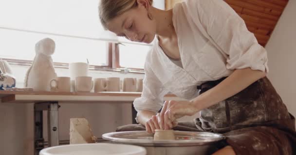 Kobieta Robi Gliniany Garnek Ceramicznym Kole Garncarka Zajmuje Się Rzeźbieniem — Wideo stockowe