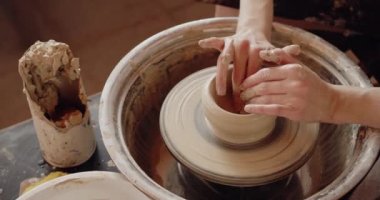 Çömlekçi kız çömlek çarkında seramik demlik yapıyor. Potter atölyesinde çalışıyor, kapat. El yapımı, el işi kavramı