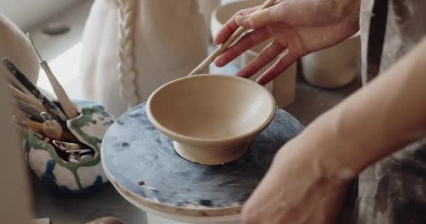 Крупный План Концентрированного Молодого Керамика Использованием Скребка Формирования Посуды Керамики — стоковое видео
