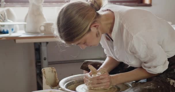 Vrouw Pottenbakker Werkt Aan Pottenbakkerswiel Meisje Maken Keramische Pot Van — Stockvideo
