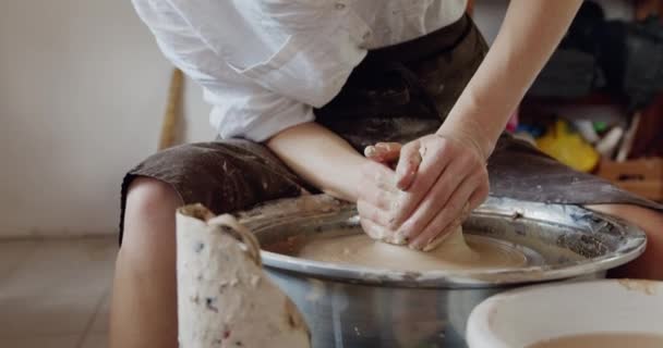 Gereedschap Maken Een Pottenbakkerswiel Van Klei Handgemaakte Vrouwenhanden Die Aardewerk — Stockvideo