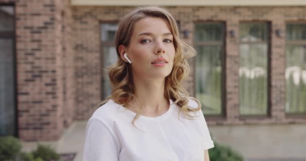 Kulaklık Takmış Müzik Dinleyen Elinde Tabletle Kameraya Bakan Mutlu Bir — Stok video