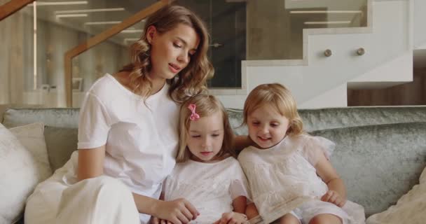 Omsorgsfuld Enlig Forælder Ung Mor Glad Sød Lille Førskolebarn Døtre – Stock-video
