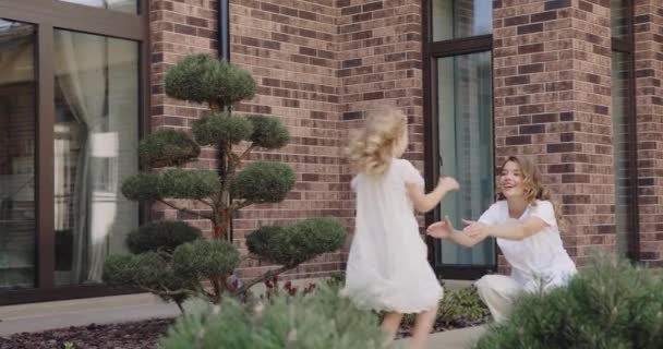 Gelukkige Moeder Ontmoet Haar Kleine Meisje Buurt Van Het Huis — Stockvideo