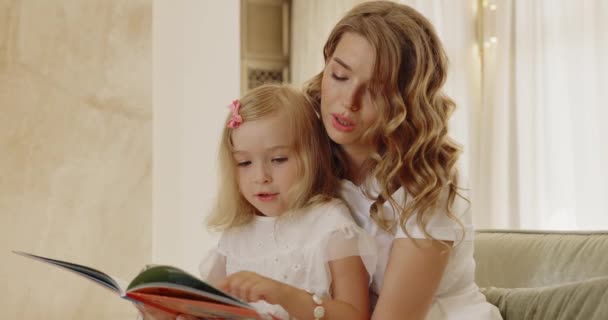 Χαρούμενη Αγαπημένη Οικογένεια Όμορφη Νεαρή Μητέρα Διαβάζει Ενδιαφέρον Βιβλίο Στην — Αρχείο Βίντεο