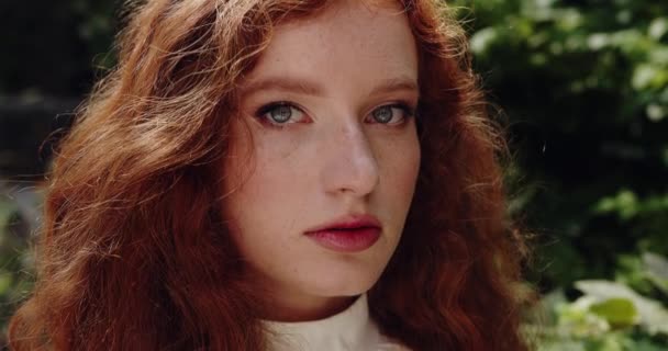 Przycięty Portret Młodej Rudej Lisicy Naturalnym Makijażem Zielonymi Oczami Patrzącymi — Wideo stockowe