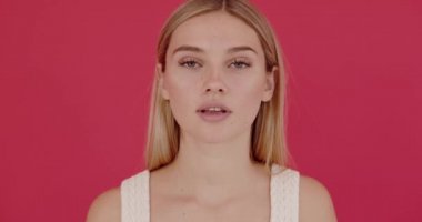 Gülünç anekdot, komik fıkra, kaygısız eğlence ve pozitif yaşam tarzını duyduktan sonra gülen neşeli genç kadın. Pembe arka planda kapalı alan 