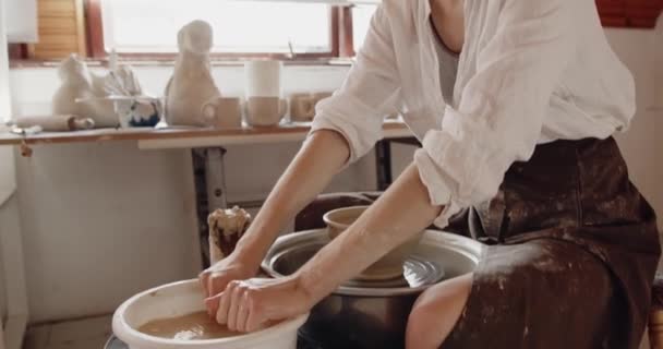 女雕塑家在陶瓷车间的抛轮上制作精美器皿的特写镜头 创意和传统手工艺概念 — 图库视频影像