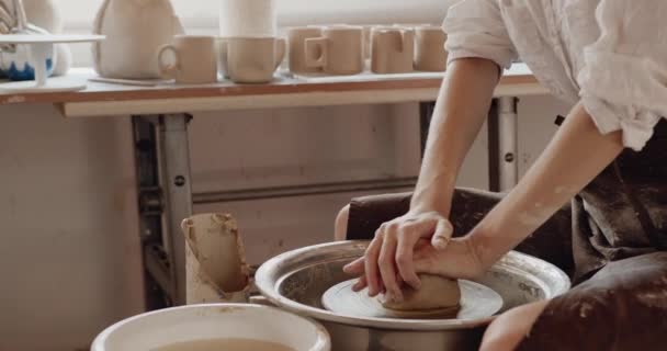 女陶工制作生粘土 女工匠的手用陶器干活 艺术工作室制作和工艺疗法 — 图库视频影像