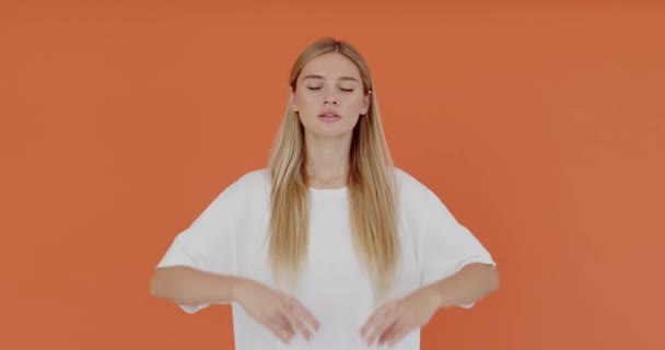 Retrato Mulher Loira Fechando Olhos Segurando Mãos Gesto Mudra Meditando — Vídeo de Stock