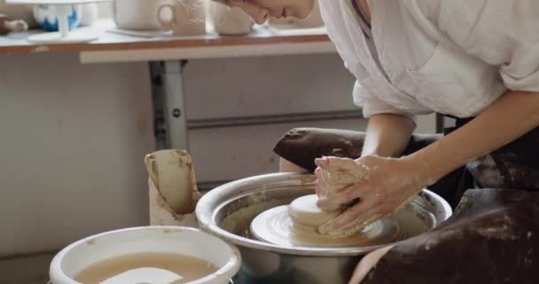 Oficina Cerâmica Vista Cortada Das Mãos Femininas Puxando Barro Forma — Vídeo de Stock