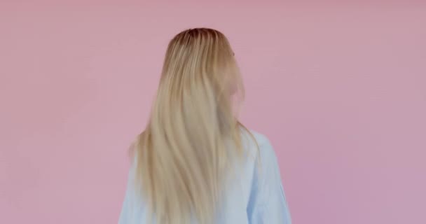 Boldog Lány Hosszú Hajjal Rózsaszín Háttér Felett Elszigetelve Egy Gyönyörű — Stock videók