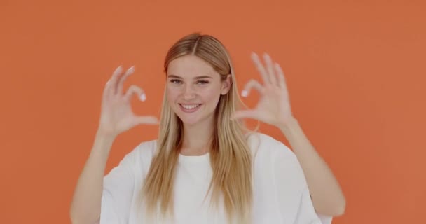 Miluju Portrét Atraktivní Romantické Mladé Ženy Blond Vlasy Stojí Dělat — Stock video