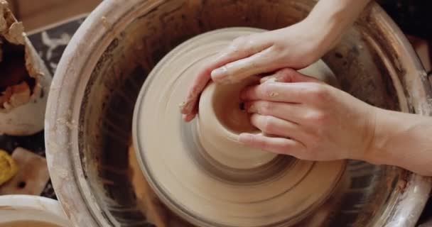 陶器作坊在陶瓷轮上用粘土工作的女性艺术家的密切合作 专业概念和手工概念 — 图库视频影像