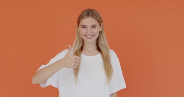 Cómo Retrato Mujer Entusiasta Camiseta Blanca Mostrando Los Pulgares Hacia — Vídeos de Stock