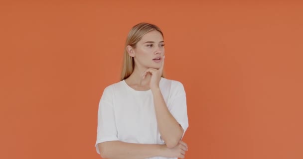 Retrato Mujer Inspirada Con Pelo Largo Señalando Con Dedo Hacia — Vídeos de Stock