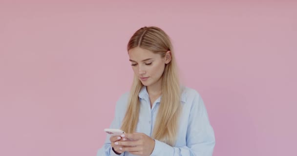 Sarışın Neşeli Bir Kadın Cep Telefonuyla Mesaj Yolluyor Internette Tatil — Stok video
