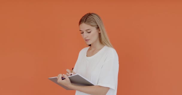 Bedachtzame Creatieve Jonge Vrouw Denken Toekomst Business Plan Notities Maken — Stockvideo