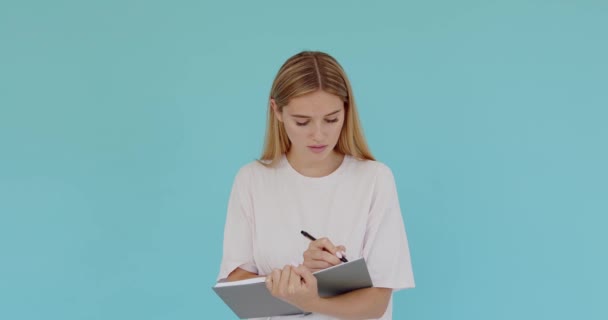 Nettes Mädchen Das Mit Nachdenklichem Gesichtsausdruck Steht Und Mit Bleistift — Stockvideo