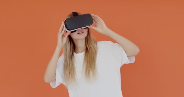 Portræt Unge Gamer Kvinde Iført Headset Rører Luft Med Hænderne – Stock-video