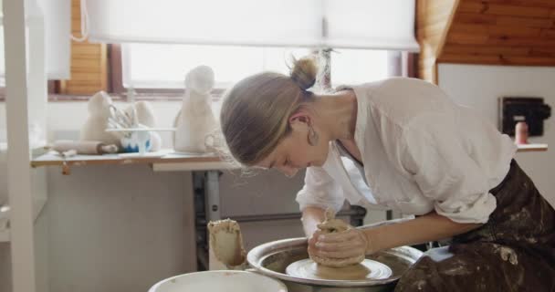 Vrouw Pottenbakker Maakt Een Kruik Van Klei Handwerk Productie Van — Stockvideo