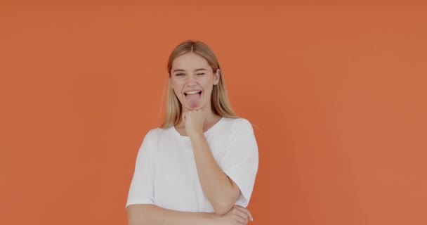 Aktris Genç Kadın Gülüyor Farklı Yüz Ifadeleri Sergiliyor Şaşırıyor Yanakları — Stok video
