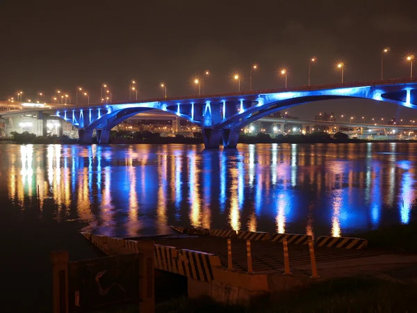 Autópálya híd kék fénnyel, éjszaka — Stock Fotó